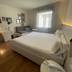 verificați disponibilitatea